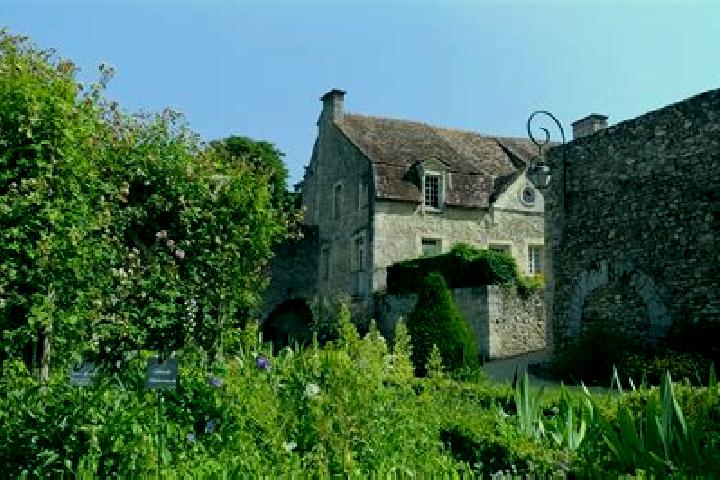 Escorts Preaux-du-Perche, France — Local Companions