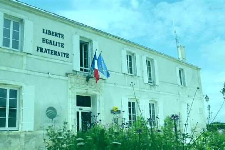 Escorts Puilboreau, France — Local Companions