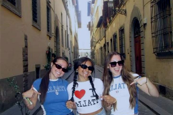 Escorts Quartesana, Italy — Local Companions