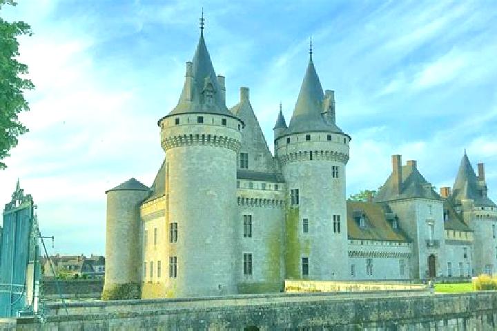 Escorts Rochefort-sur-Loire, France — Local Companions