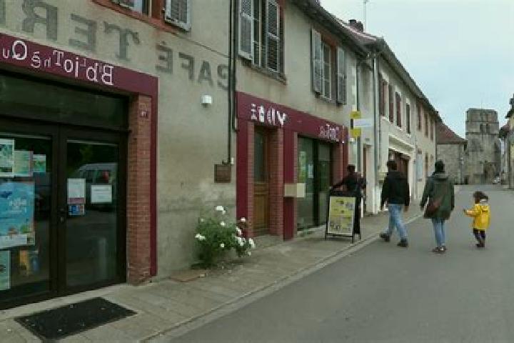 Escorts Saint-Priest-Ligoure, France — Local Companions