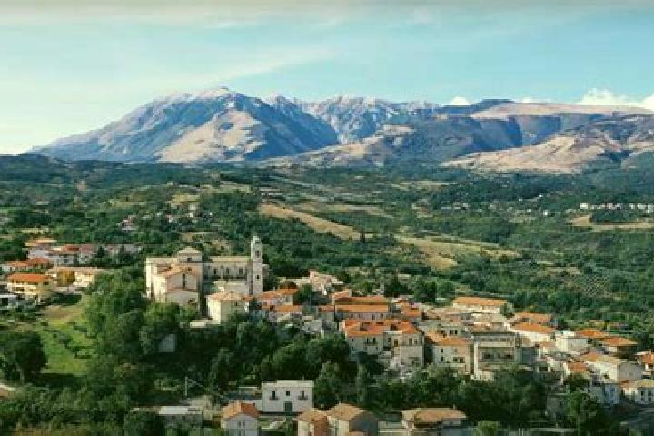 Escorts San Valentino in Abruzzo Citeriore, Italy — Local Companions
