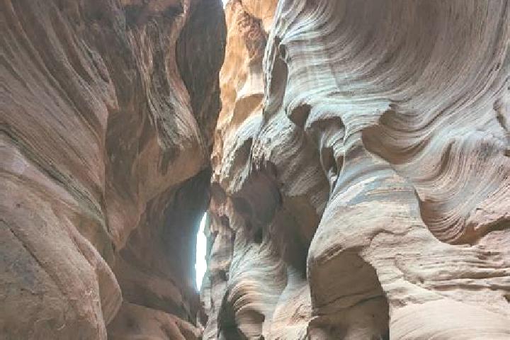 Escorts Sandstone Valley, Canada — Local Companions