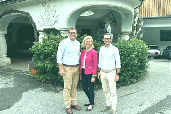 Escorts Sankt Jakob, Austria — Local Companions