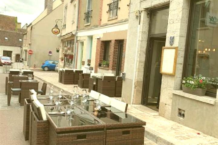 Escorts Secondigny, France — Local Companions