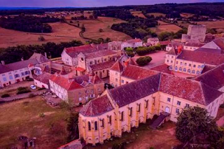 Escorts Semur-en-Brionnais, France — Local Companions