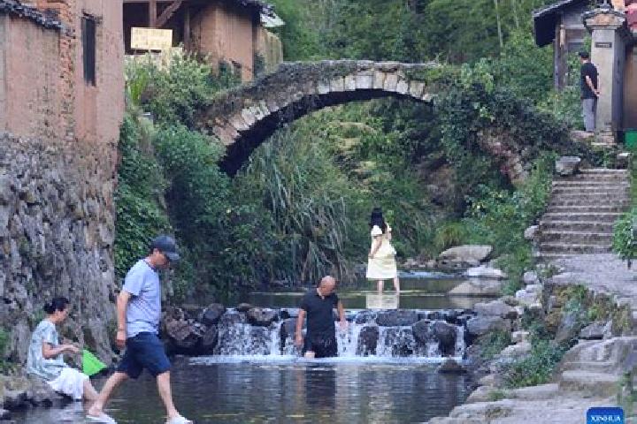 Escorts Songyang, China — Local Companions