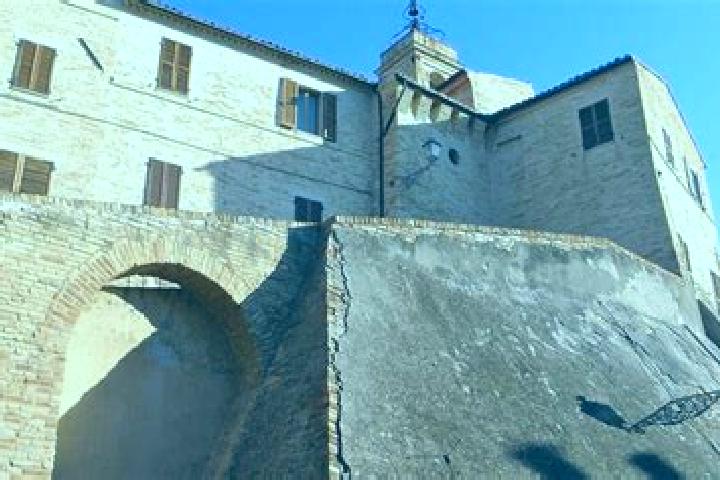 Escorts Torre San Patrizio, Italy — Local Companions