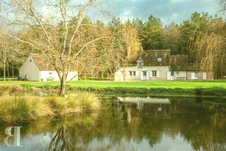 Escorts Tour-en-Sologne, France — Local Companions