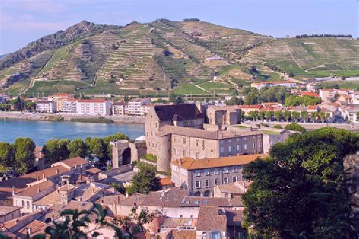 Escorts Tournon-sur-Rhone, France — Local Companions