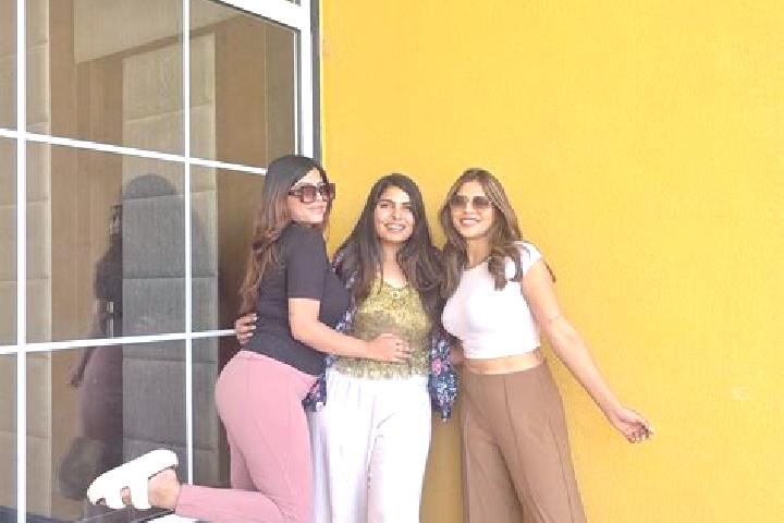 Escorts Udaipurwati, India — Local Companions