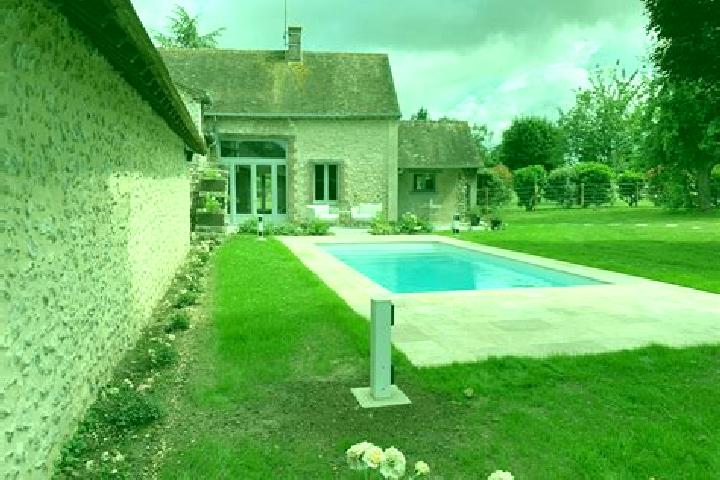 Escorts Val-de-Reuil, France — Local Companions