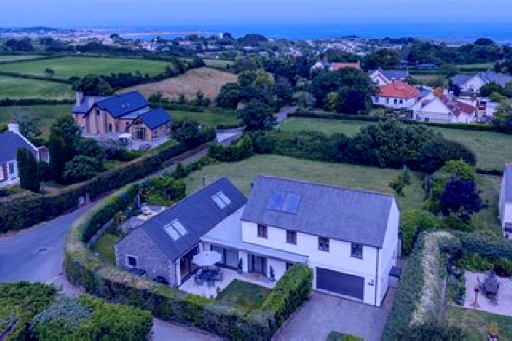 Escorts Vale Parish, Guernsey — Local Companions