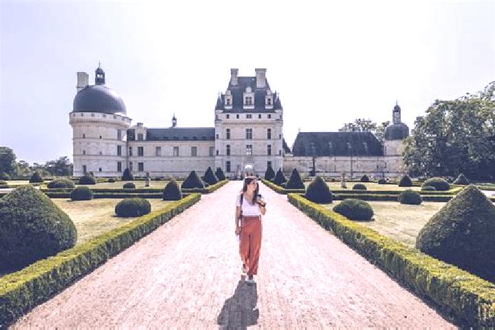 Escorts Valencay, France — Local Companions