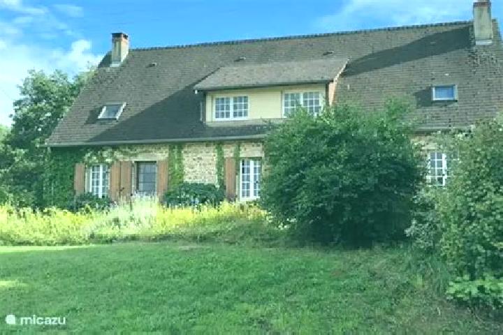 Escorts Varennes-les-Narcy, France — Local Companions