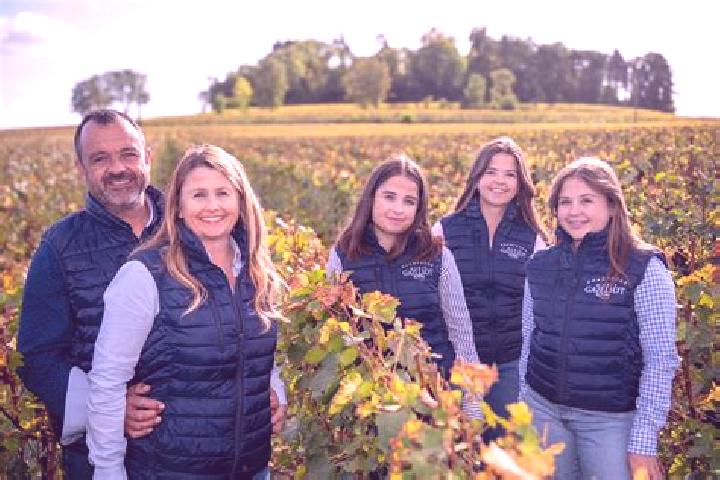 Escorts Verneuil, France — Local Companions