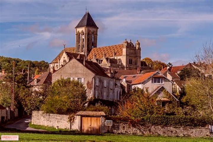 Escorts Vetheuil, France — Local Companions