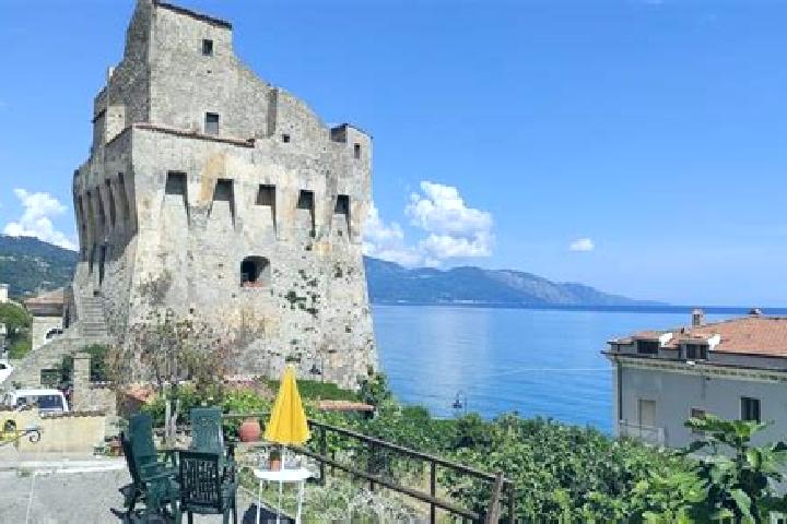 Escorts Villammare, Italy — Local Companions