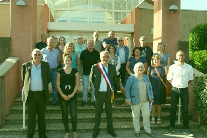 Escorts Villeneuve-les-Sablons, France — Local Companions