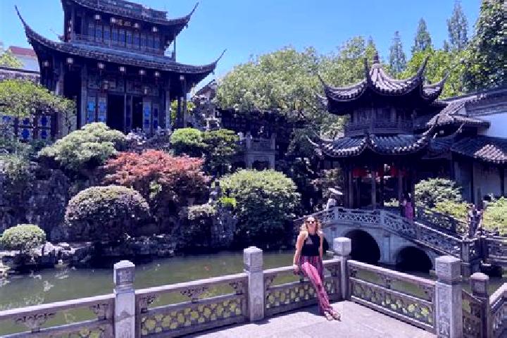 Escorts Xueyan, China — Local Companions