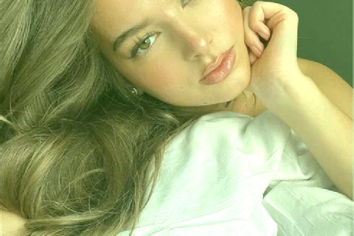 Eva, 20, a chestnut amber-eyed latina companion based in Savigny-le-Temple. Offering Tantra, Girlfriend Experience, Domination. Available for incall and outc...