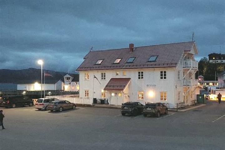 Eva, 20 — Escort in Lodingen, Norway