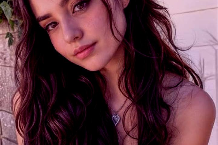 Eva, 23, a auburn amber-eyed caribbean companion based in Prinzhofte. Offering OWO, Massage, CIM. Available for incall and outcall, day and evening dates.
