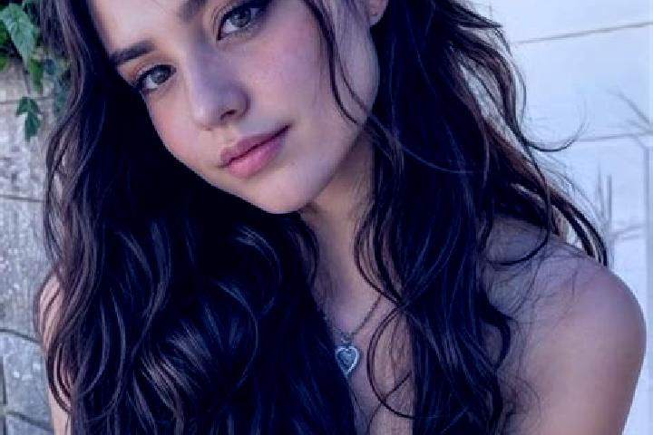 Eva, 23, a auburn hazel-eyed mediterranean companion based in Yamasa. Offering Erotic Massage, Fetish, Travel Companion, Couples, Deep French Kissing. Availa...