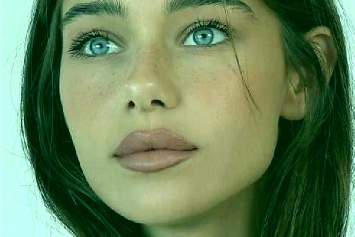 Eva, 24, a auburn brown-eyed european companion based in Capatanenii Pamanteni. Offering CIM, 69. Available for incall and outcall, day and evening dates.