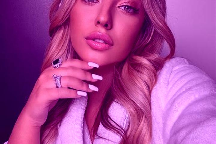 Eva, 28, a blonde amber-eyed latina companion based in Lajinha. Offering Couples, Massage, Prostate Massage, GFE. Available for incall and outcall, day and e...