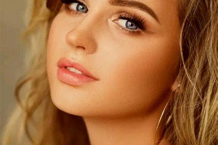 Eva, 30, a dark blonde blue-eyed indian companion based in Merching. Offering Deep French Kissing, Dinner Date, CIM, Striptease. Available for incall and out...