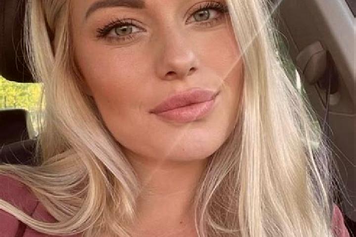 Eva, 34, a blonde hazel-eyed latina companion based in Silea Nirajului. Offering OWO, Massage, Overnight, 69, Party Girl. Available for incall and outcall, o...