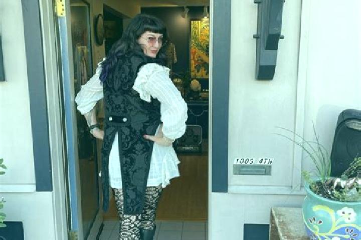 Eva, 34 — Escort in Chilly, France