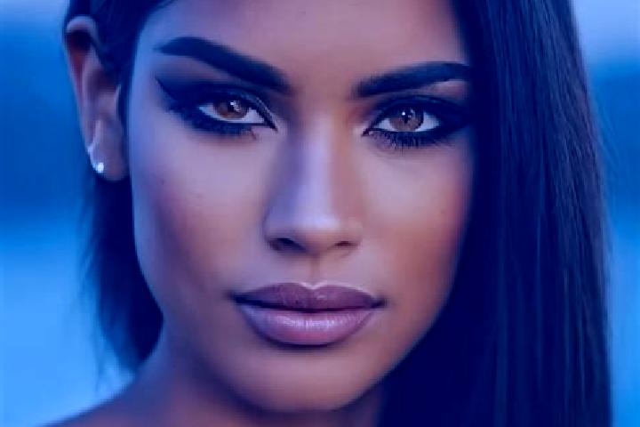 Eva, 35, a black green-eyed latina companion based in Burhai. Offering A-Level, Massage, Roleplay. Available for incall and outcall, day and evening dates.