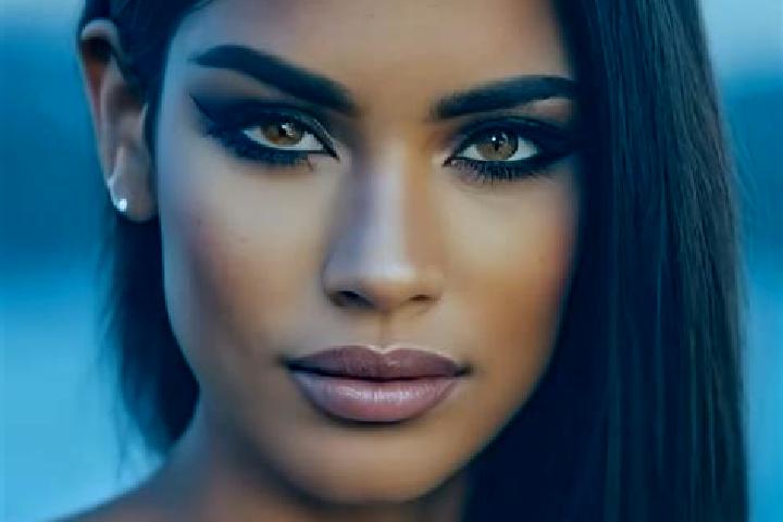 Eva, 37, a red dark-eyed latina companion based in Alucra. Offering A-Level, CIM, Girlfriend Experience. Available for incall and outcall, overnight bookings...