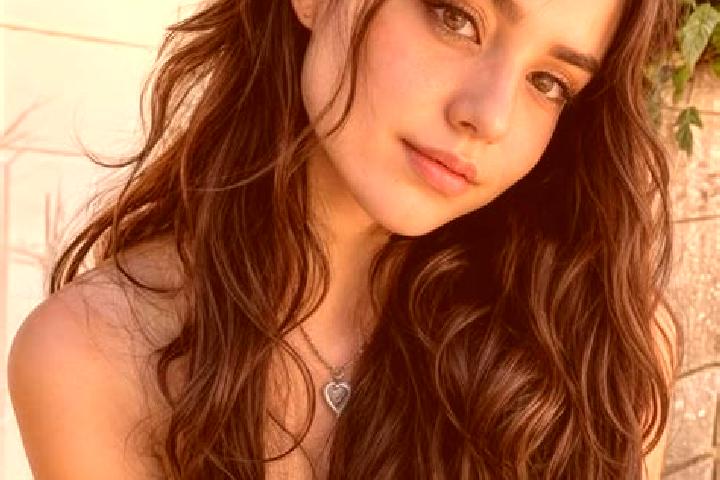 Evelyn, 20, a auburn amber-eyed middle eastern companion based in Klingelbach. Offering Roleplay, OWO, Striptease. Available for incall and outcall, overnigh...