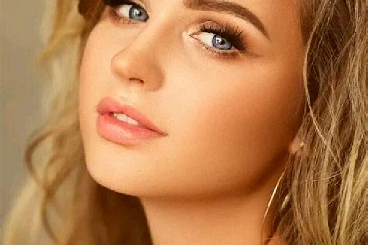 Evelyn, 20, a dark blonde blue-eyed slavic companion based in Kalibaru. Offering OWO, Roleplay, Striptease. Available for incall and outcall, overnight booki...