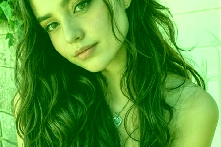 Evelyn, 20, a red hazel-eyed european companion based in Medford. Offering Massage, Couples, Tantra. Available for incall and outcall, day and evening dates.