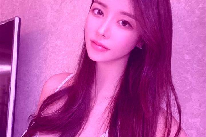 Evelyn, 20 — Escort in Mijiang, China