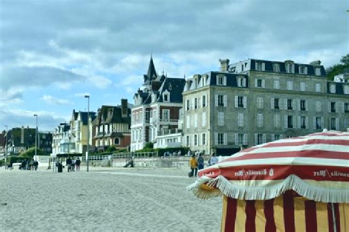 Evelyn, 20 — Escort in Trouville, France
