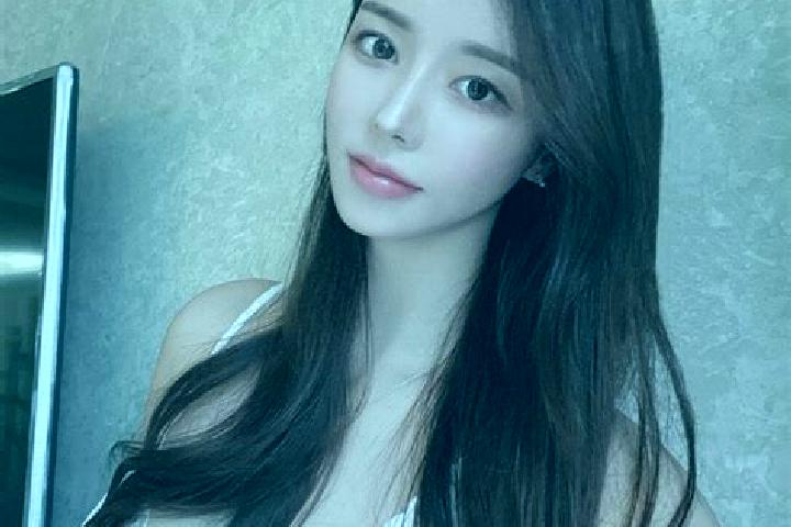 Evelyn, 21 — Escort in Cioroiasu, Romania