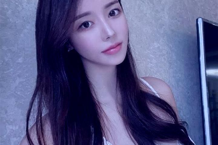 Evelyn, 21 — Escort in Sentul, Indonesia