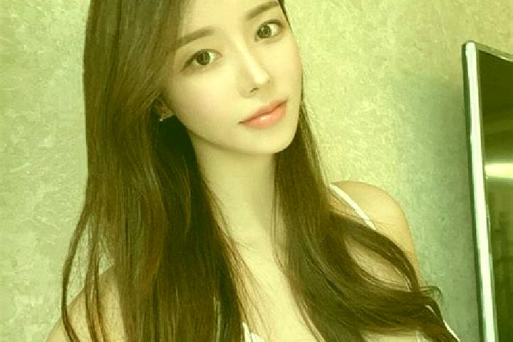 Evelyn, 21 — Escort in Xiaolongmen, China