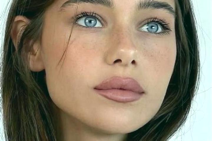Evelyn, 22, a brunette brown-eyed ebony companion based in Sume. Offering Striptease, OWO. Available for incall and outcall, day and evening dates.