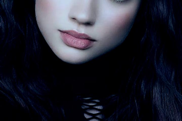 Evelyn, 22, a brunette dark-eyed european companion based in Alzamay. Offering Massage, Tantra. Available for incall and outcall, day and evening dates.