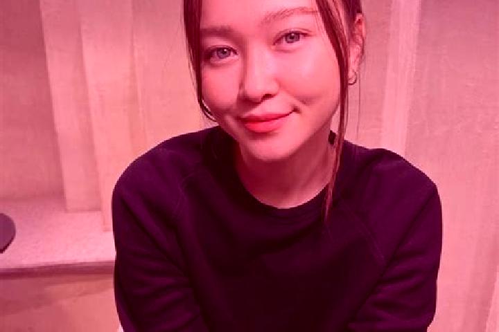 Evelyn, 22, a dark blonde blue-eyed asian companion based in Mrongi Daja. Offering Tantra, Overnight, Prostate Massage. Available for incall and outcall, day...