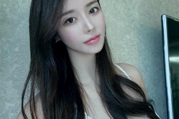 Evelyn, 22 — Escort in Beizang, China