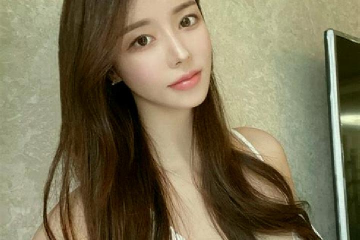 Evelyn, 22 — Escort in Caochuanpu, China