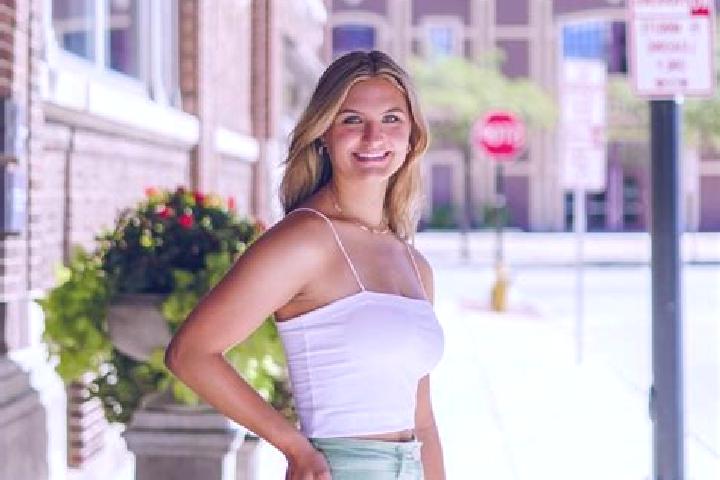 Evelyn, 22 — Escort in De Pere, United States