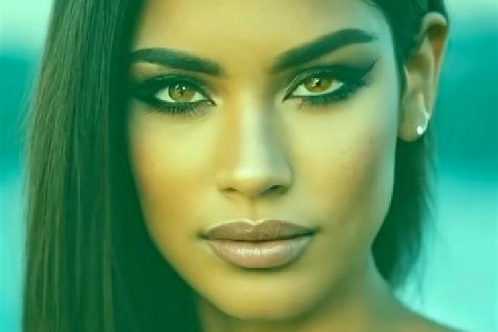 Evelyn, 23, a black amber-eyed latina companion based in Chorbane. Offering Massage, BDSM, Duos. Available for incall and outcall, day and evening dates.